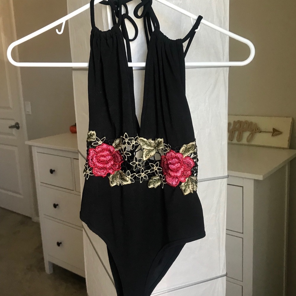 Floral cutout bodysuit 💫